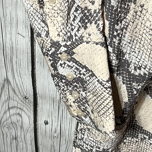 H&M snake print long button front tie front top size small - Picture 6 of 12